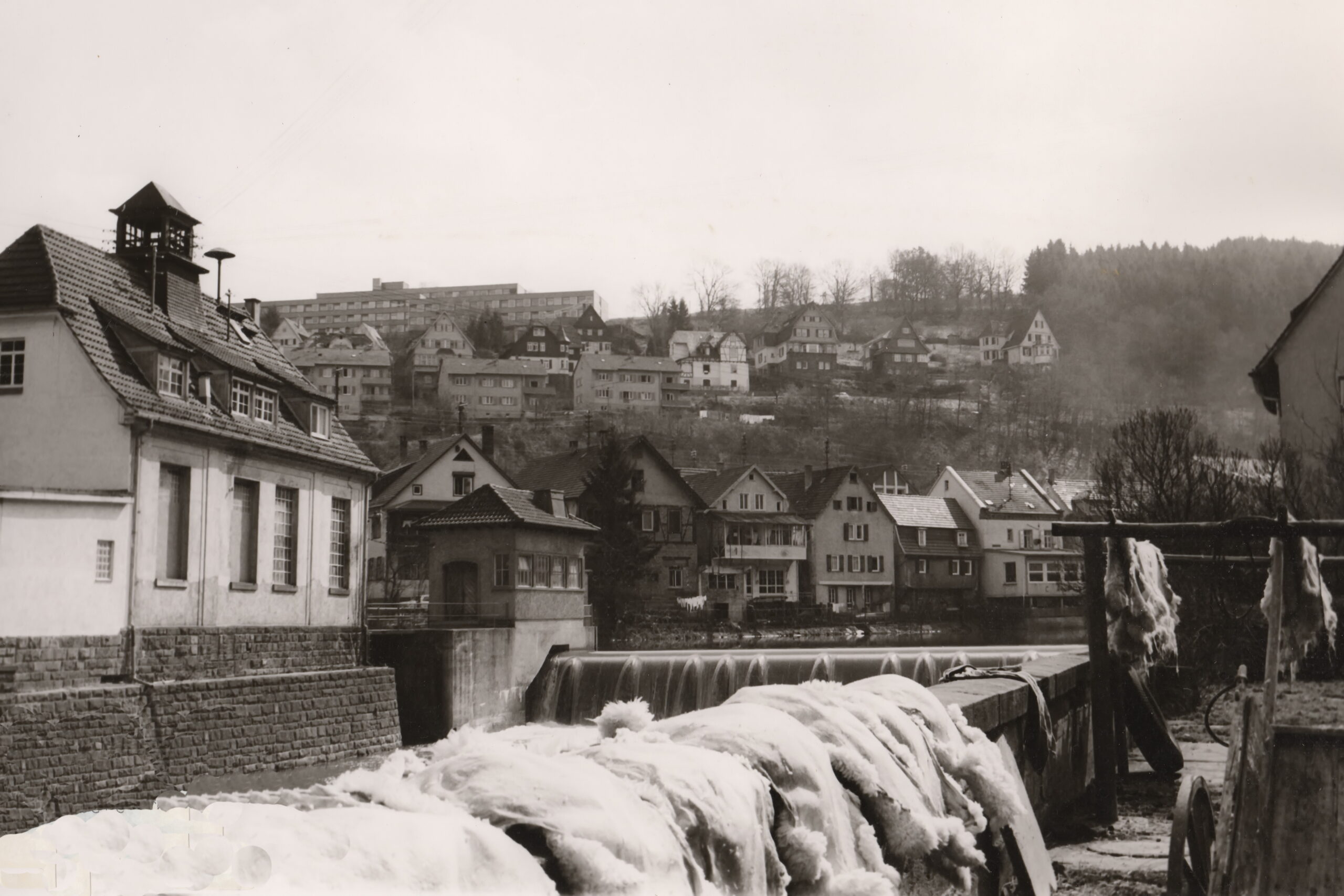 Blick auf Windwerkhäusch. u. Klappenwehr (re. Gerberei Balz)